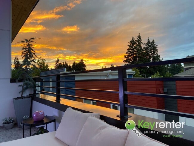 Building Photo - 4 Bedroom Seattle Townhome with Parking and Modern Finishes