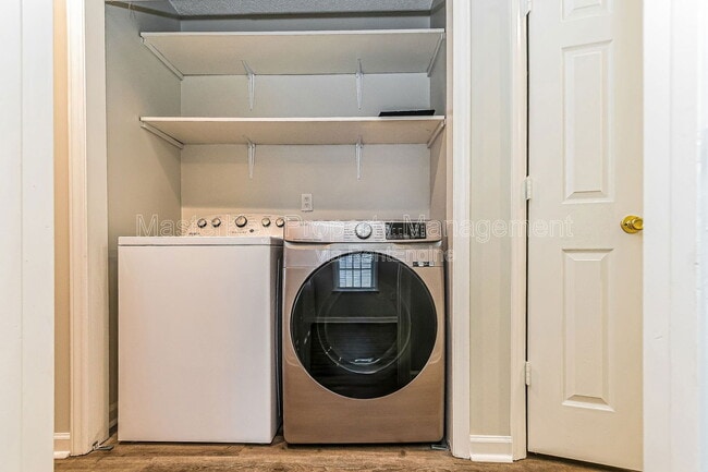 Building Photo - 112 Burt St