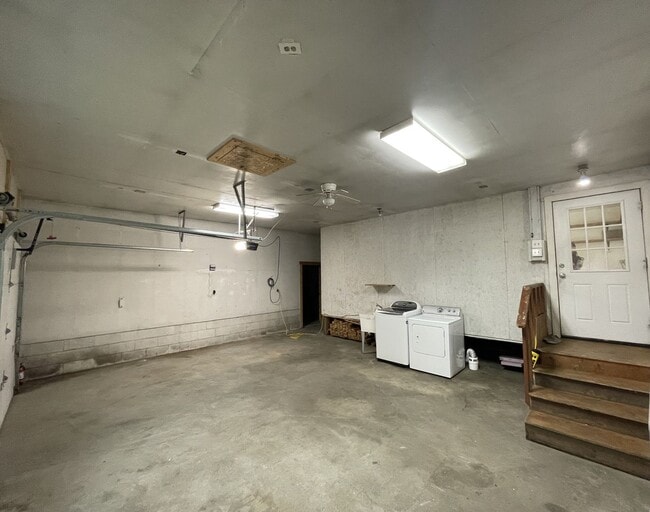 Building Photo - Private 1 Bed/1 Bath w/ heated garage. Min...