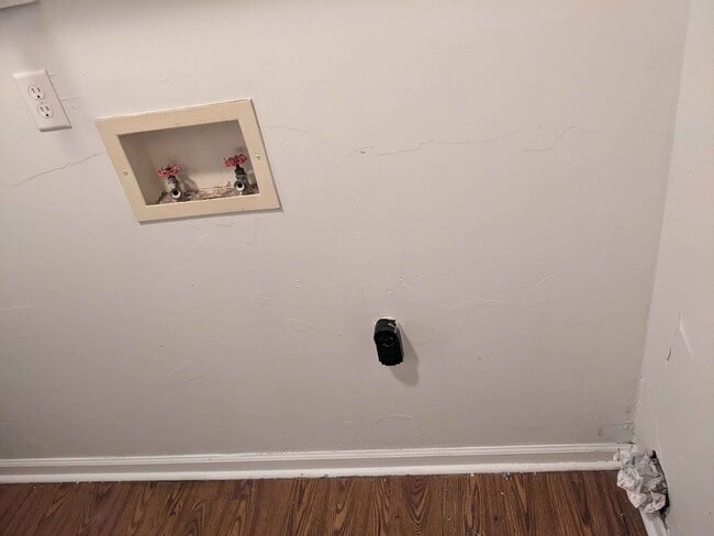 Building Photo - 201/203 East Paces Dr