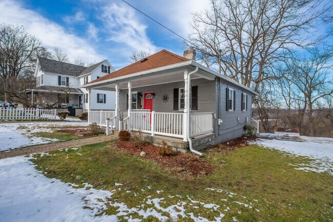 Building Photo - COZY 2 BEDROOM GEM IN THE MONROEVILLE NEIG...