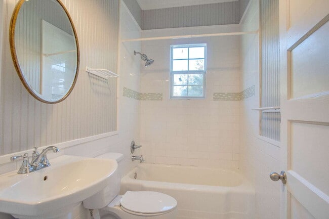 Building Photo - Charming 2-Bedroom Cottage Near Downtown P...