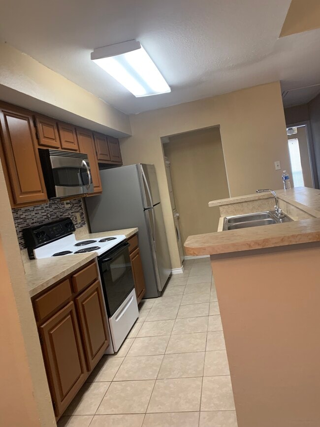 Building Photo - 3414 Country Club Dr W