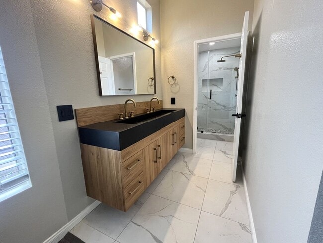 Building Photo - 4 bedroom, 2.5 bathroom home in a gated Riverside community!