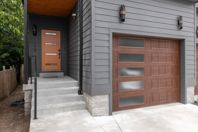 Building Photo - Great modern HPR with garage and view of t...