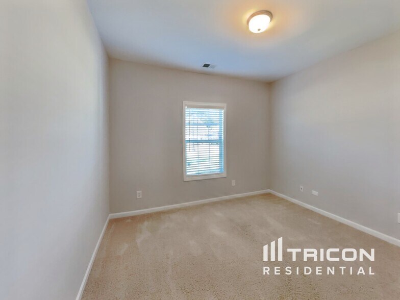 Building Photo - 917 Stokewood Pl