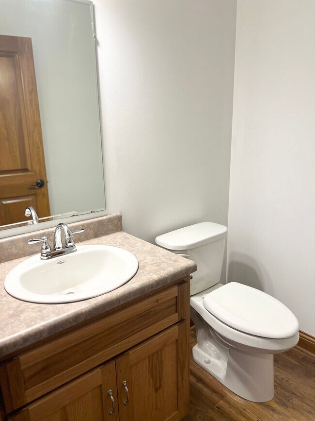 Building Photo - NEW LISTING! 3 Bedroom home