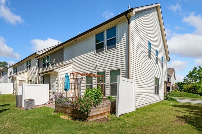 Building Photo - 11 Moss Grove Ln