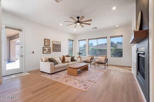 Building Photo - 2025 W Calle Del Sol