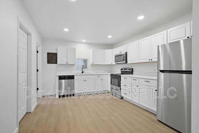Building Photo - 816 W 3rd St