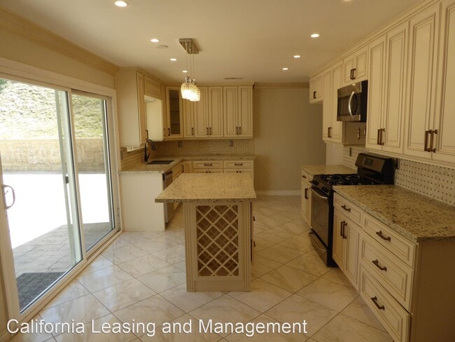 Building Photo - 5 br, 3.5 bath House - 27544 Bernina Avenue