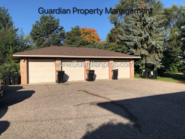 Building Photo - Main Level Apartment Pet Free Apartment, 1 Garage Space & 1 Surface Space, Pet Free Building