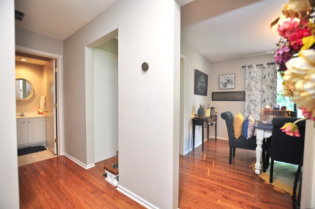 Building Photo - 16 Applewood Ln
