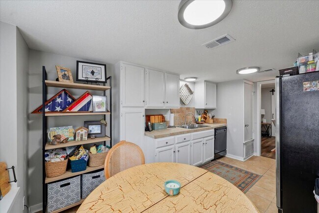 Building Photo - randon School District Home with access to a Lake, Walking Trails, and Pool