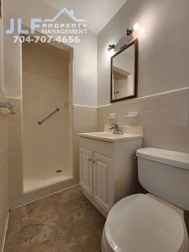 Building Photo - Sprawling 3 Bedroom/ 2.5 Bathroom Ranch in Charlotte!