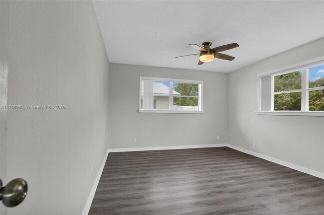Building Photo - 588 Holly Dr