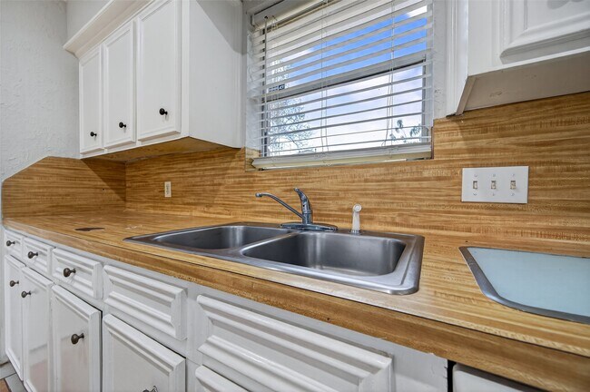 Building Photo - 6102 Crakston St