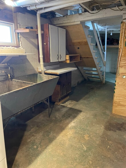 Building Photo - 526 1/2 E 7th St