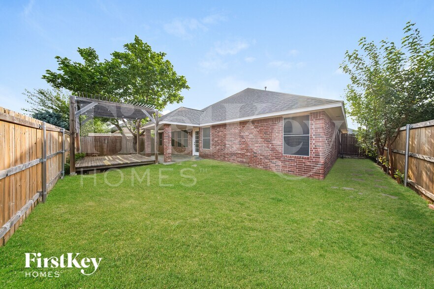 Building Photo - 17205 Vitoria Dr
