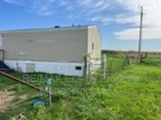 Building Photo - 10896 N Cedar Rd