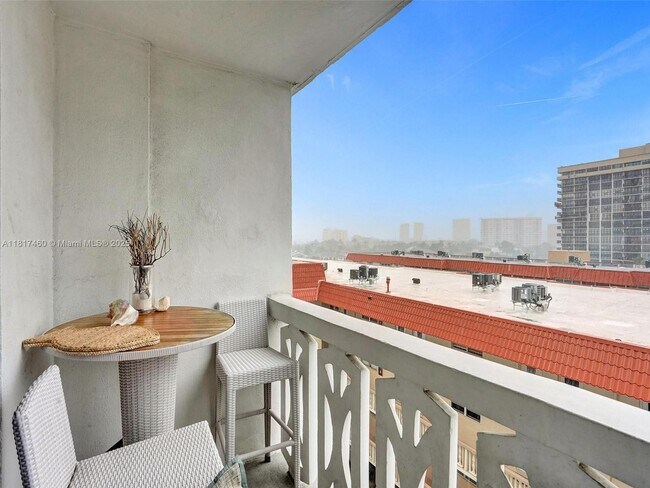 Building Photo - 3113 S Ocean Dr