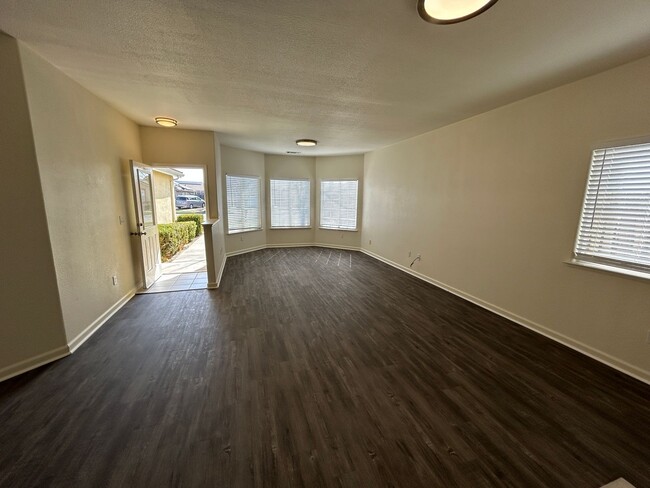 Building Photo - Spacious 4 bedroom home in Lemoore