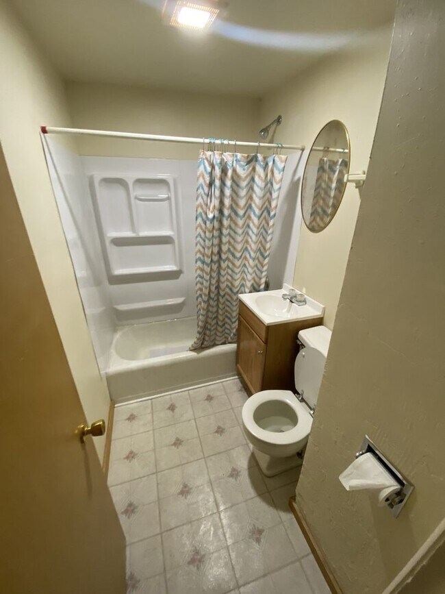 Building Photo - 3 bedroom home in Rockford
