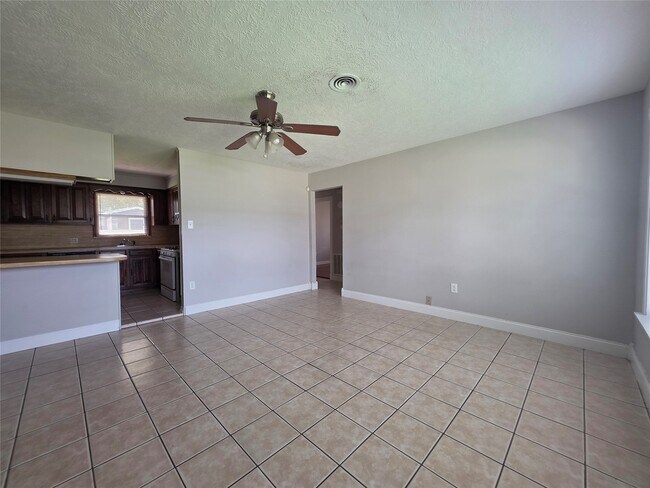 Building Photo - 705 N Circle Dr