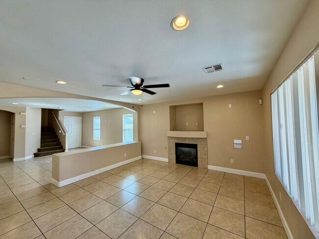 Building Photo - Very nice 2 story single family house