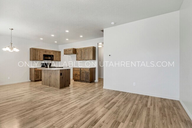 Building Photo - 2586 E 600 N