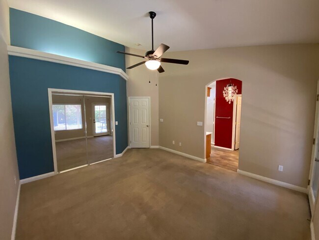 Building Photo - 2643 W Oakridge Ave
