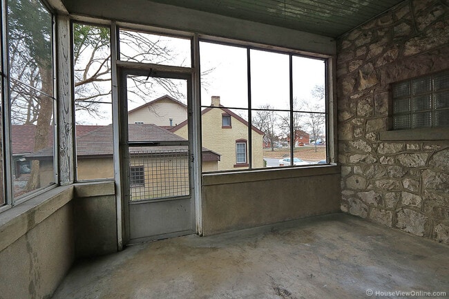 Building Photo - Three Story House Close to SEMO - June 2026- May 2027 Lease