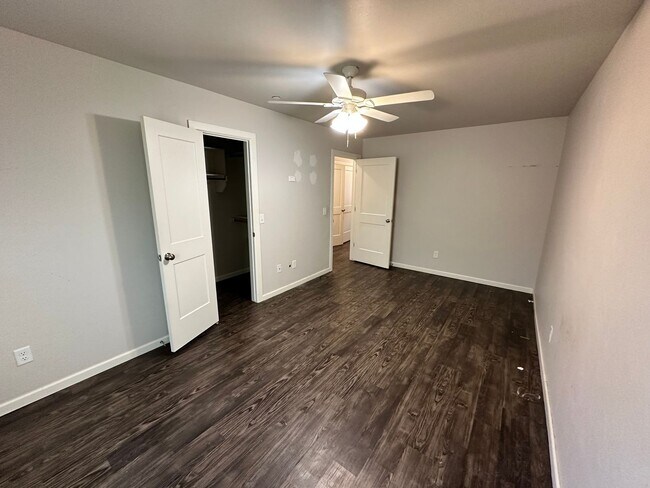 Building Photo - Move In for Less: Updated NW OKC 2-Bed Home with Granite Kitchen