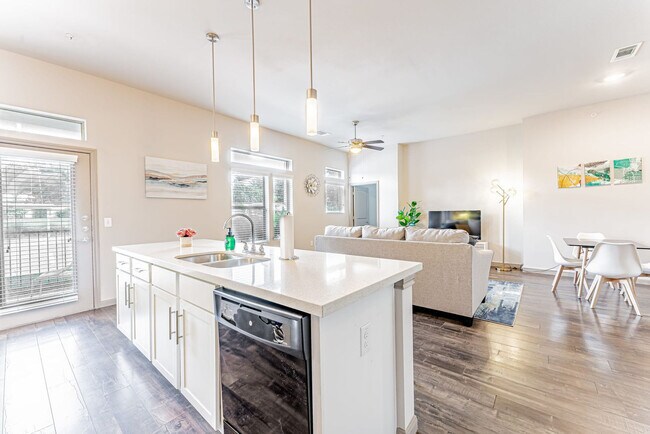 Building Photo - 2301 1/2 Montopolis Dr