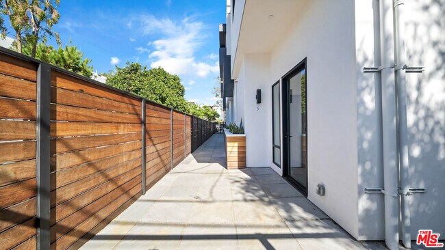 Building Photo - 1123 N Formosa Ave