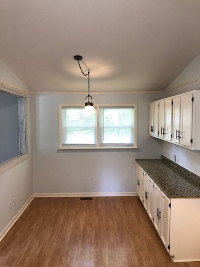 Building Photo - Travelers Rest !! 3 BR, 2 BA with Great Living Space - Den, Bonus Room, Primary Suite has a HUGE ...