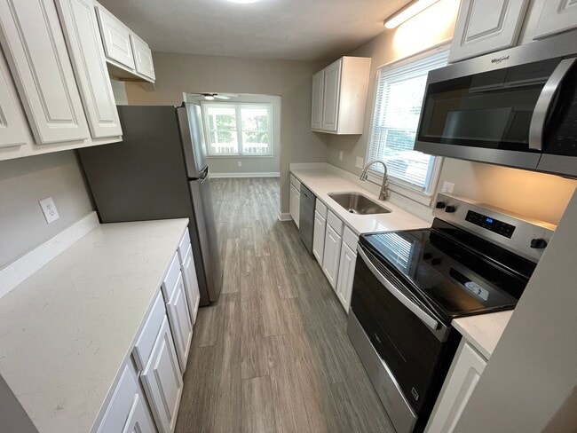 Building Photo - Great Location Private Setting Home For Rent