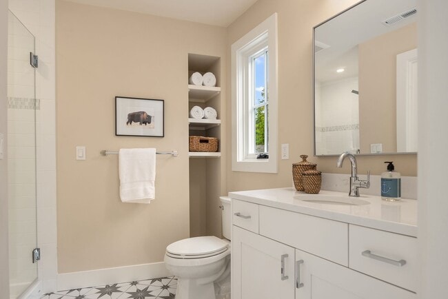 Building Photo - 7Bd/6.5Ba Bellevue Home