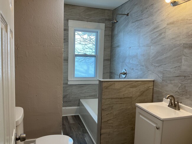 Building Photo - 3 Bedroom Single Family Home