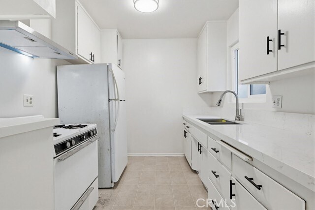 Building Photo - 930 N Stanley Ave