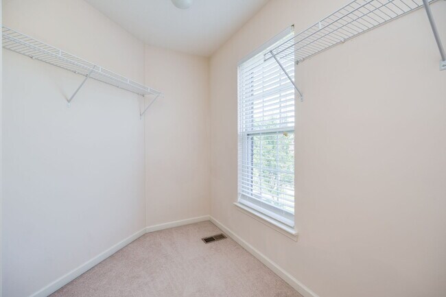Building Photo - 2233 Oakbrook Blvd