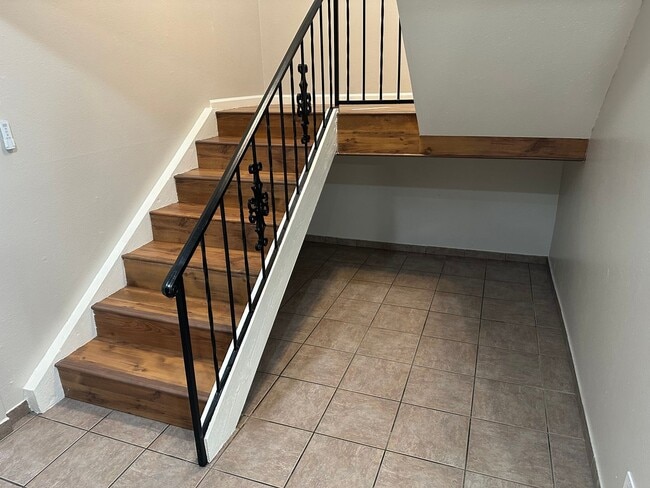 Building Photo - SE Desert Inn and Eastern!! Townhouse with 2 parking Spaces!! Recent Remodel!!