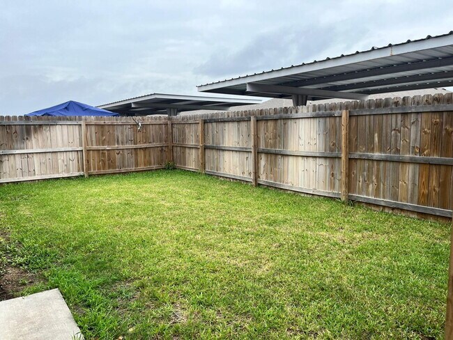 Building Photo - "Spacious 3-Bedroom Haven with Elegant Granite Touches in Weslaco!"
