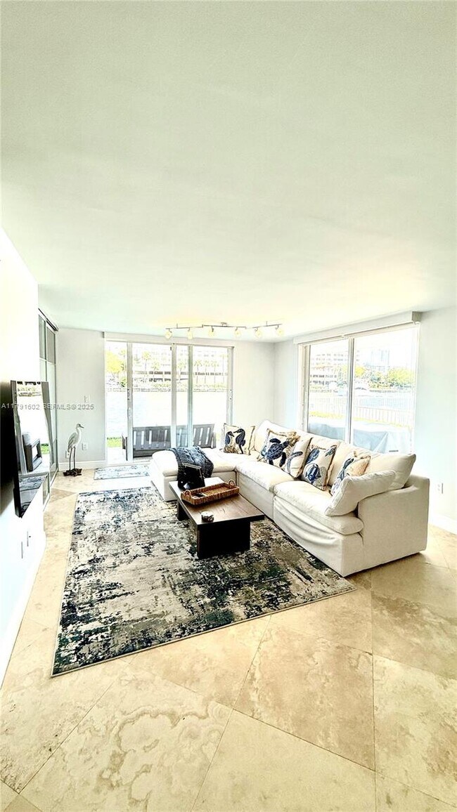 Building Photo - 4000 NE 170th St