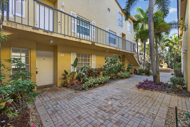 Building Photo - 1120 Lake Shore Dr