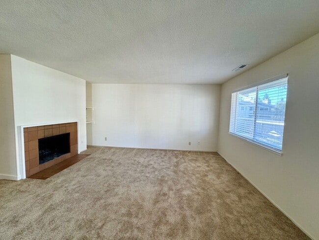 Building Photo - Upper level 2 bedroom 2 bath condo, laundry in unit!