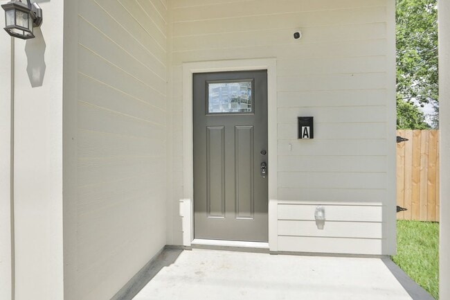 Building Photo - For Lease | 4 Bed, 2.5 Bath | 1,450 Sq Ft |