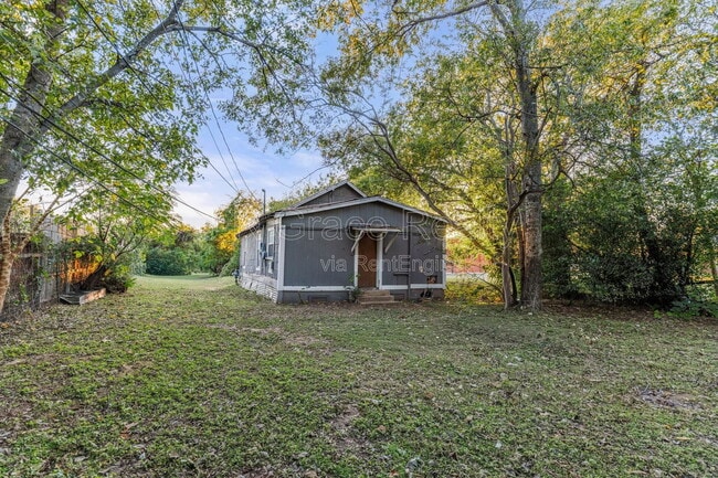 Building Photo - 515 E Lee St