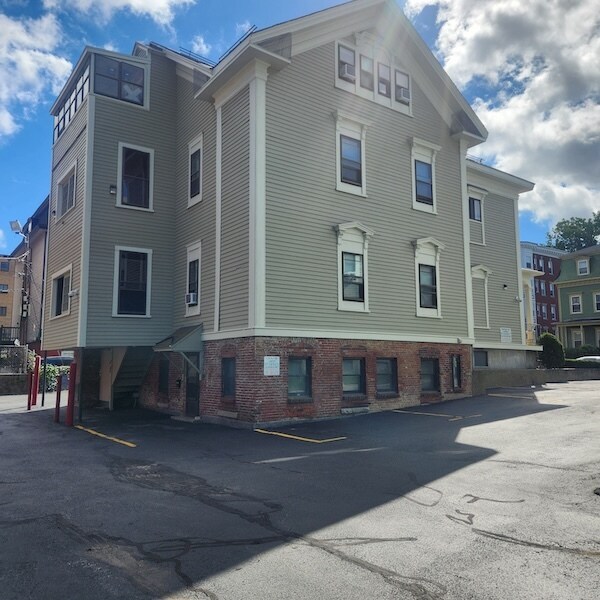 Building Photo - 83 Elm St