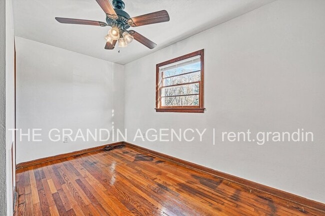 Building Photo - 3203 Roundhill Ave NW